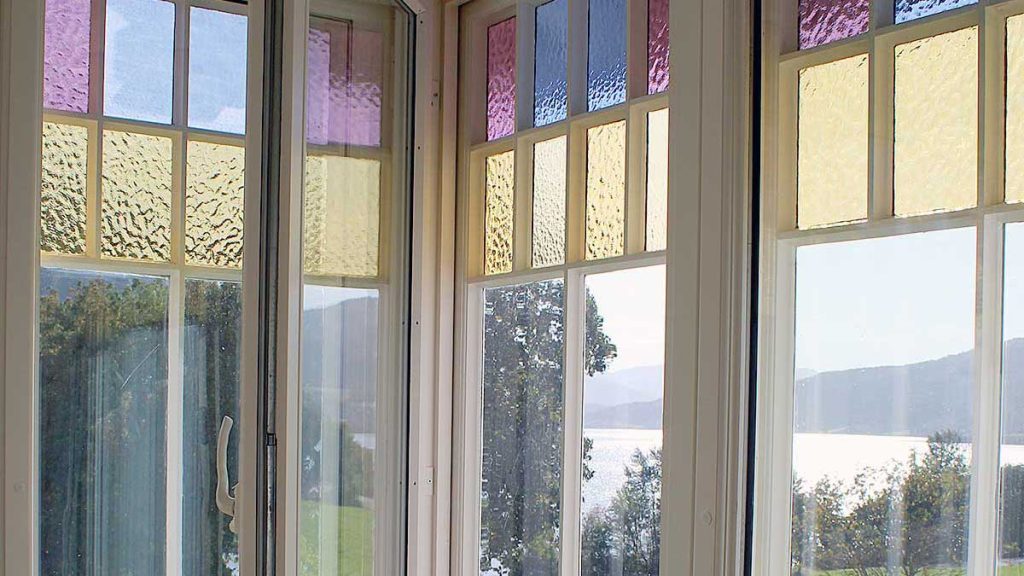 Vindu i Hemne med farget glass