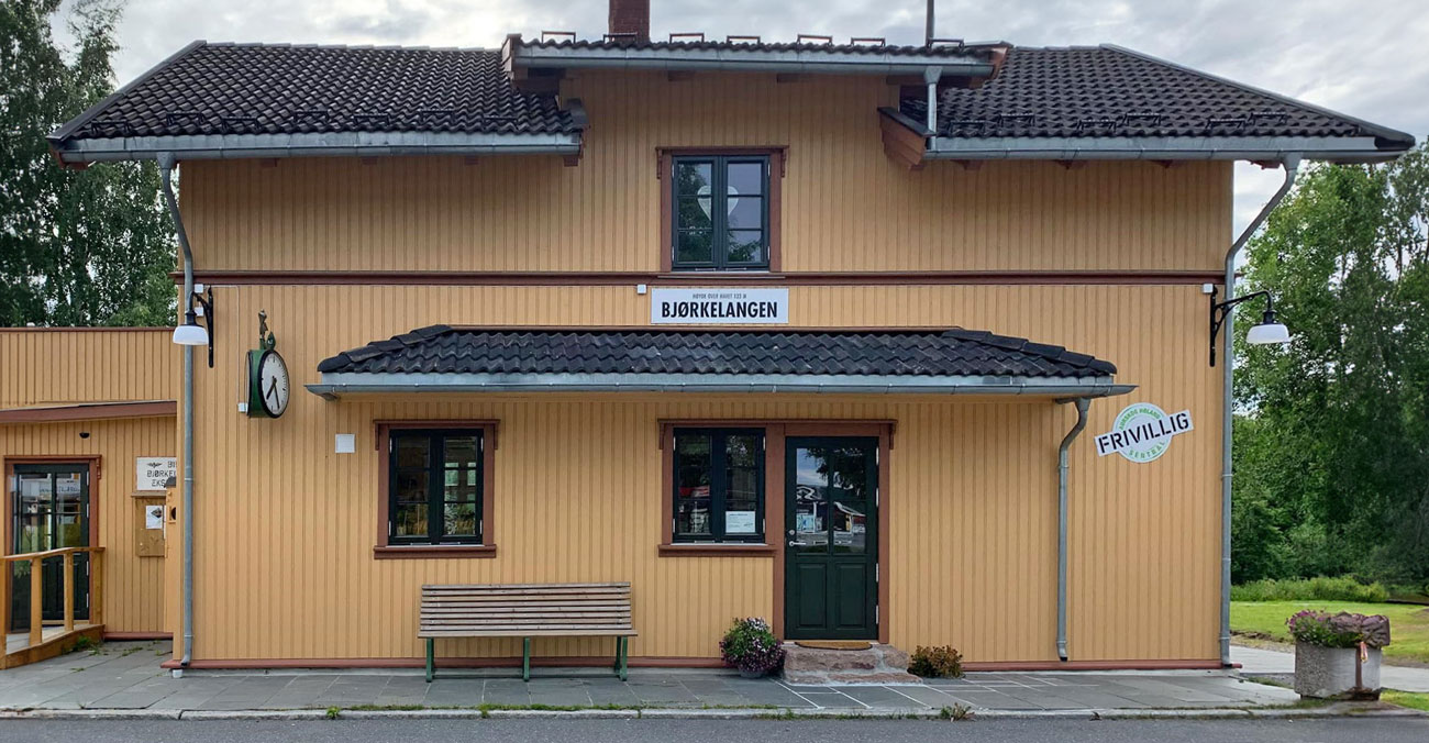 Bjørkelangen Stasjon med nye vinduer og dører.