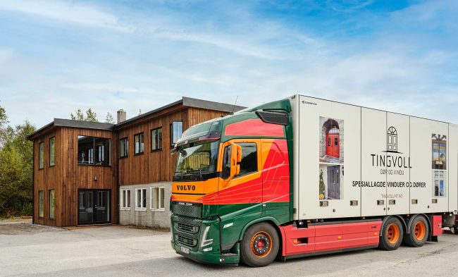 Lastebil og bedriftsbygning